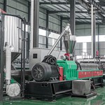 Stroj na vytláčanie dosiek s dutou mriežkou PC