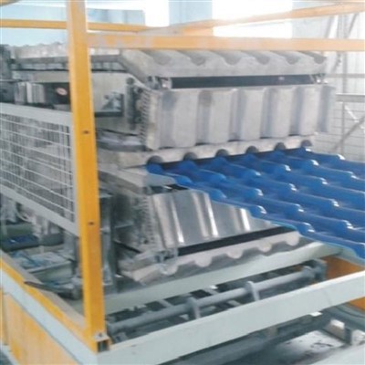 Stroj na vytláčanie glazovaných dlaždíc z PVC